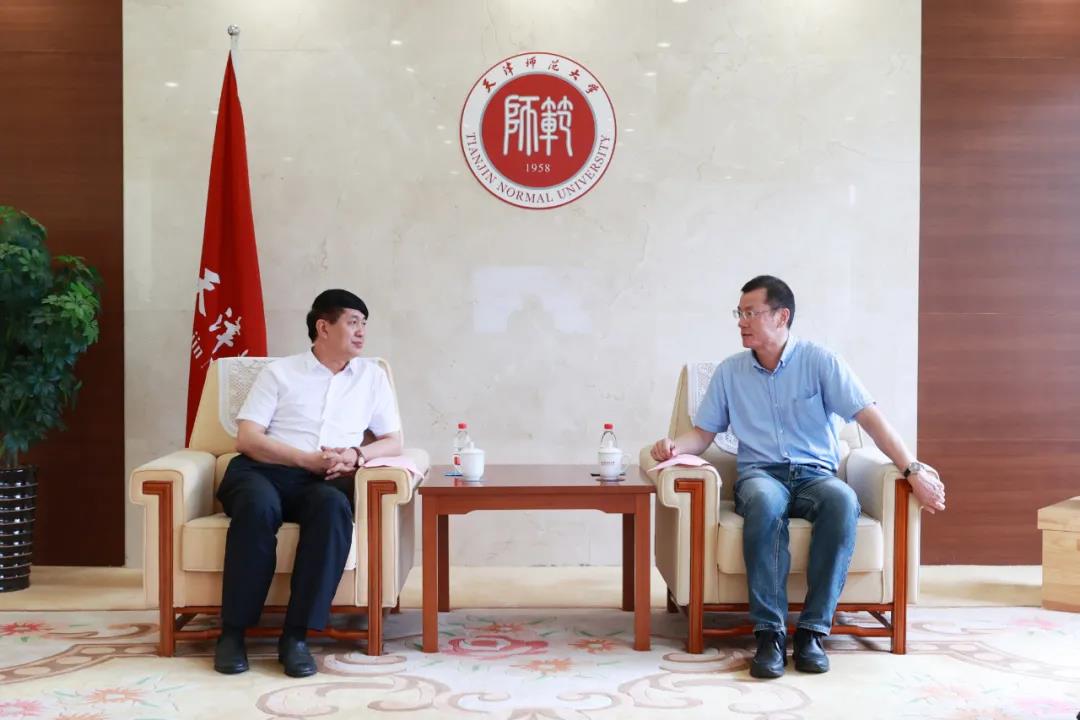 签约仪式前钟英华会见张承义一行